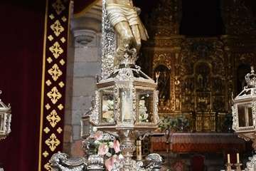 El Cristo de Telde, acicalado para la solemne procesión de esta noche por las calles de San Juan/TA.